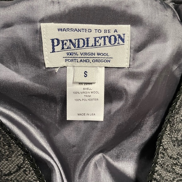 Vintage 100% virgin wool Pendleton vest with ornate toggle closure size small - Picture 4 of 7